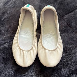 Tieks size 6 cream flats shoes